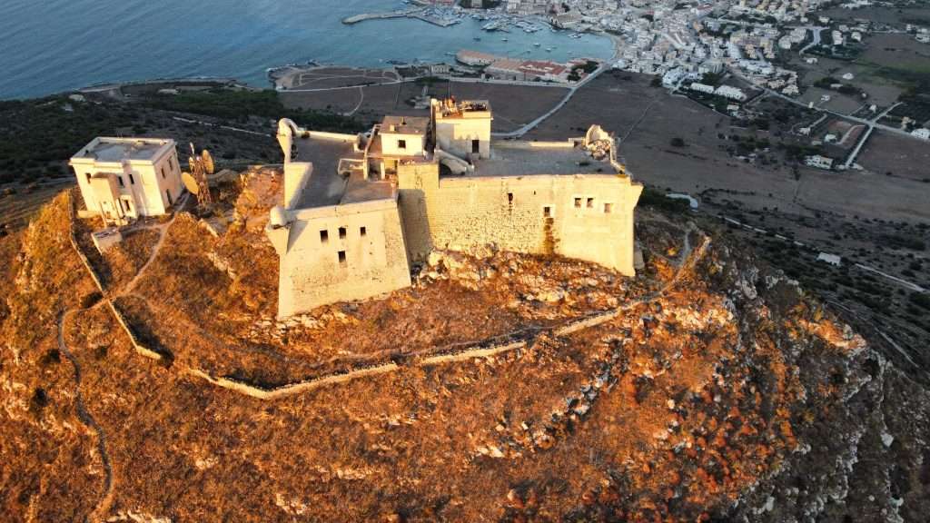 Vista aerea di Favignana con il suo Castello di Santa Caterina.